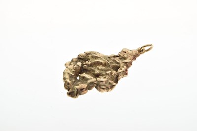 Lot 105 - Unmarked yellow metal 'nugget' pendant