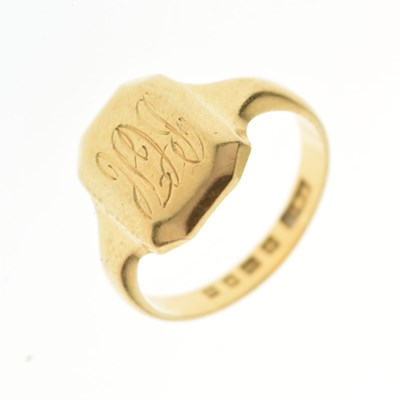 Lot 77 - 18ct gold signet ring