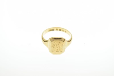 Lot 77 - 18ct gold signet ring