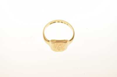 Lot 77 - 18ct gold signet ring