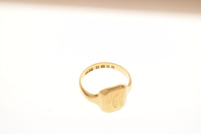 Lot 77 - 18ct gold signet ring