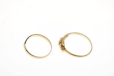 Lot 137 - Two 9ct gold dress rings