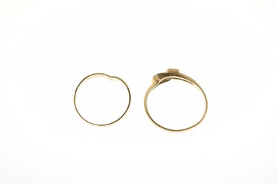 Lot 137 - Two 9ct gold dress rings