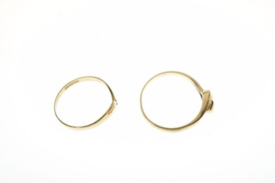 Lot 137 - Two 9ct gold dress rings