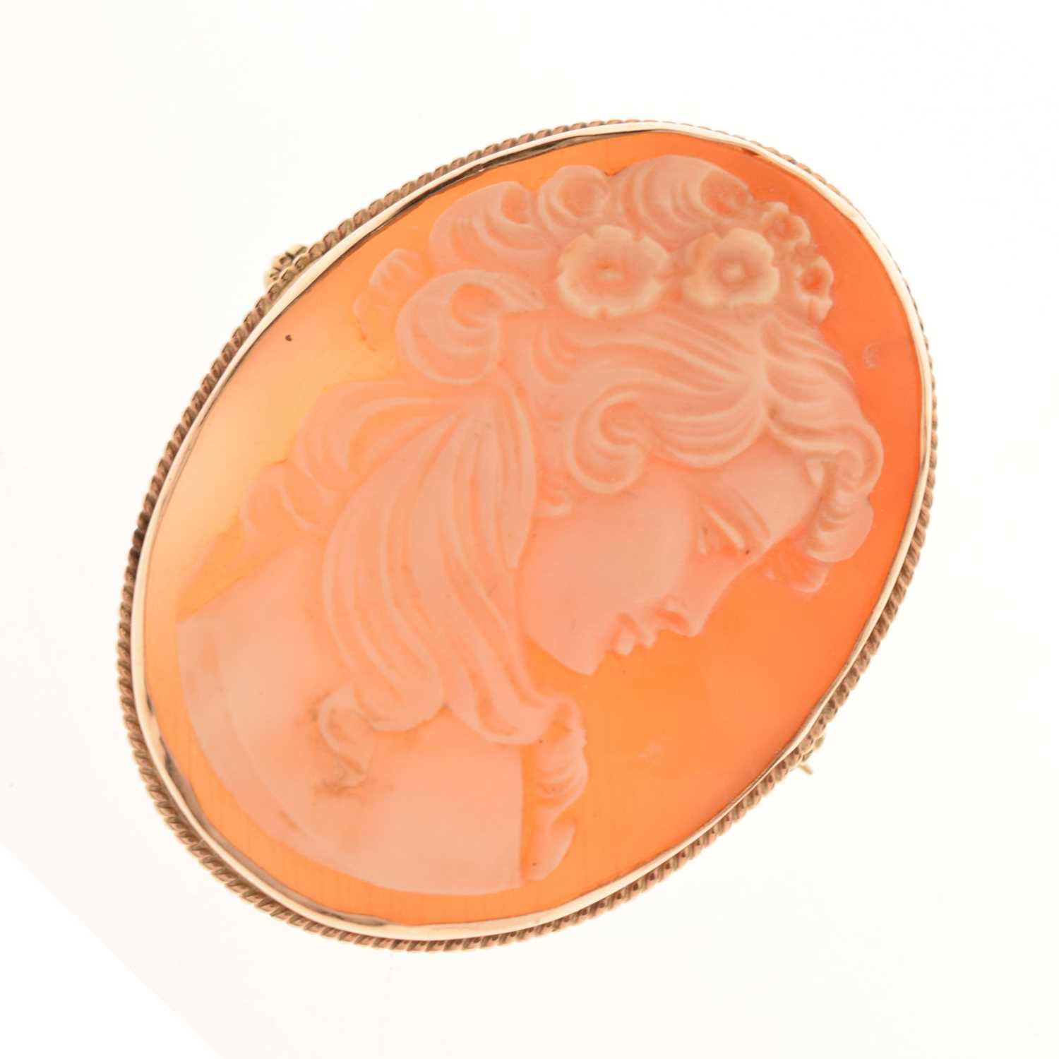 Lot 92 - 9ct gold framed cameo brooch