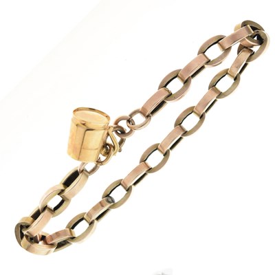 Lot 136 - Yellow metal hollow belcher link bracelet