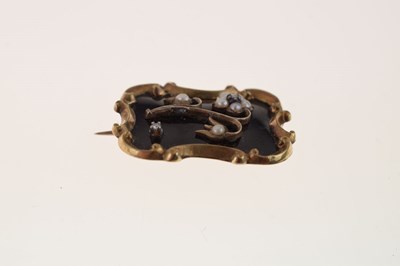 Lot 23 - Early Victorian mourning brooch