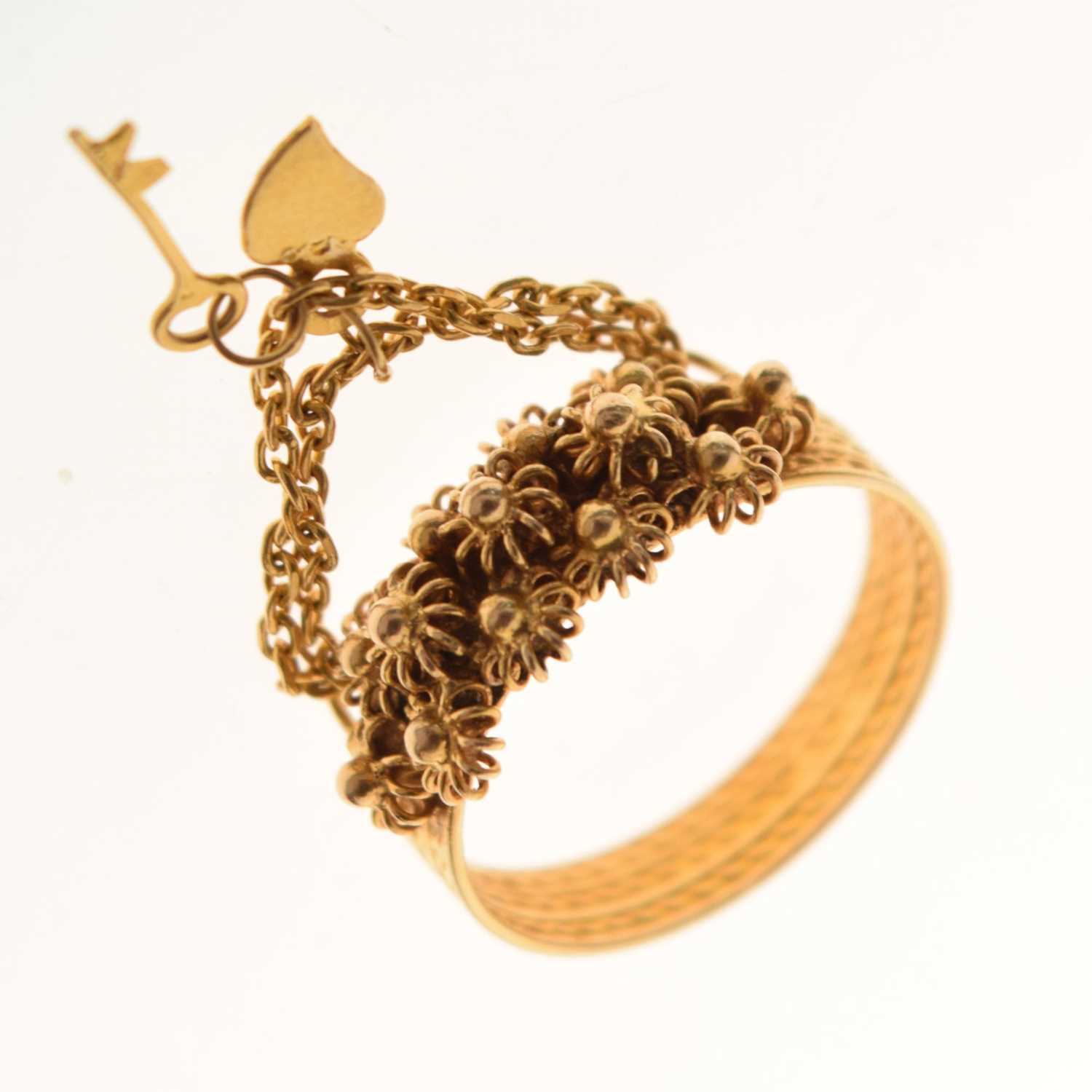 Lot 73 - Yellow metal ring