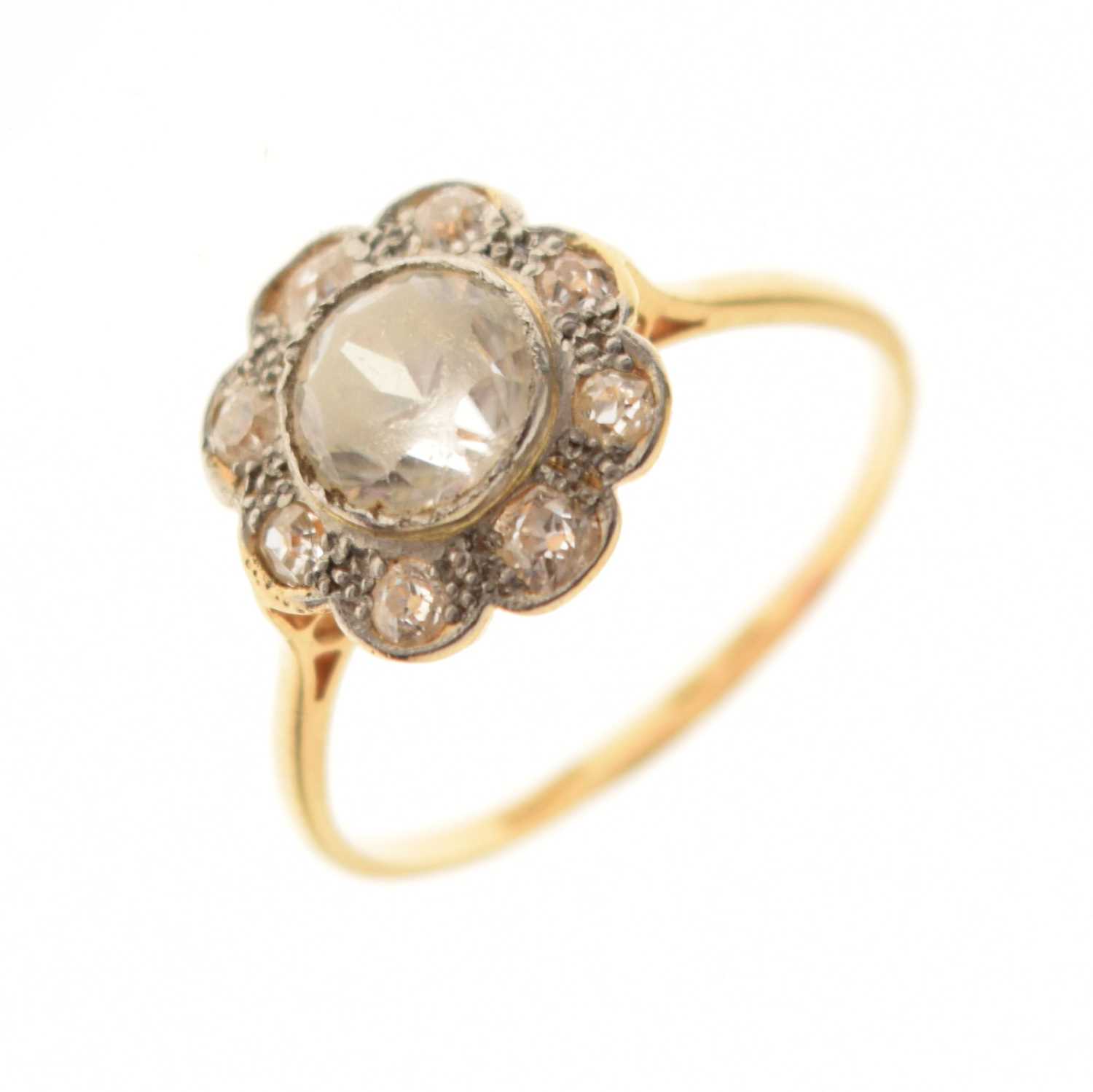 Lot 72 - Yellow metal cluster ring