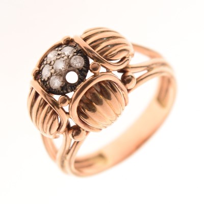 Lot 22 - Yellow metal ring set a cluster of diamonds to the centre