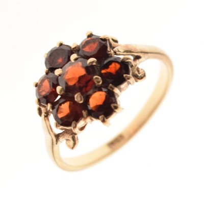 Lot 70 - Seven-stone garnet cluster ring