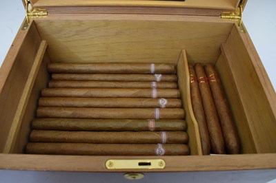 Lot 745 - Adorini Humidor Venezia with a collection of loose Habana Cigars