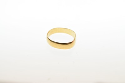 Lot 74 - 22ct gold wedding band