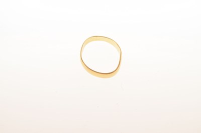 Lot 74 - 22ct gold wedding band