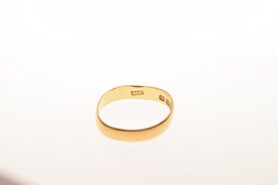 Lot 74 - 22ct gold wedding band