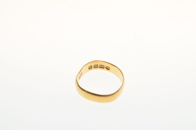 Lot 74 - 22ct gold wedding band