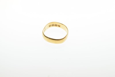 Lot 74 - 22ct gold wedding band