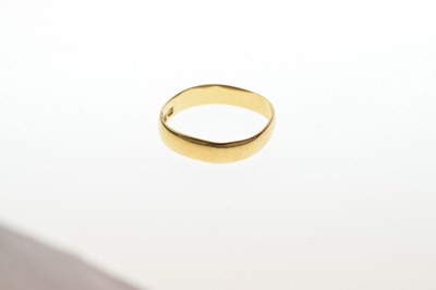 Lot 74 - 22ct gold wedding band