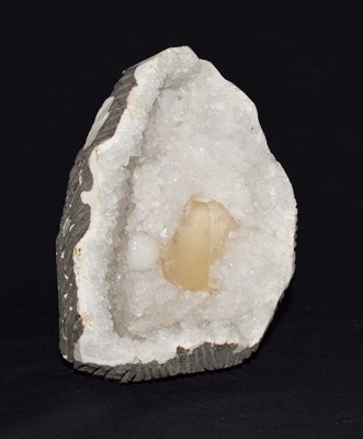 Lot 349 - Quartz with mesolite geode