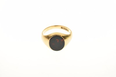 Lot 23 - 18ct gold, bloodstone signet ring