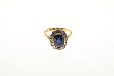 Lot 11 - '18ct & Plat' sapphire and diamond cluster ring