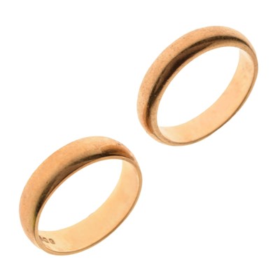 Lot 31 - Two 9ct gold wedding bands