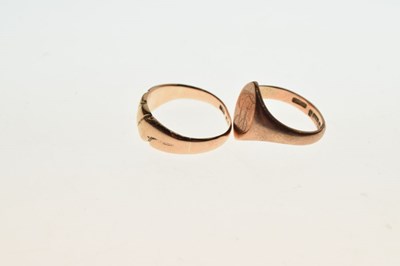 Lot 19 - Two gentleman's 9ct gold rings