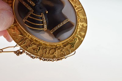 Lot 23 - Good 19th century hardstone cameo habille brooch