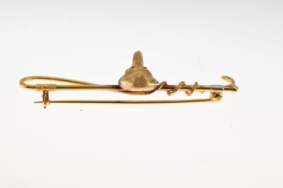 Lot 45 - 9ct gold bar brooch in the form of a riding crop