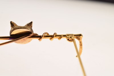 Lot 45 - 9ct gold bar brooch in the form of a riding crop