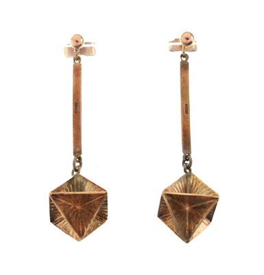 Lot 117 - 9ct gold geometric drop earrings