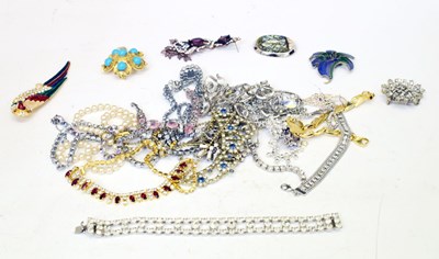 Lot 131 - Quantity of vintage costume jewellery
