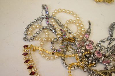 Lot 131 - Quantity of vintage costume jewellery