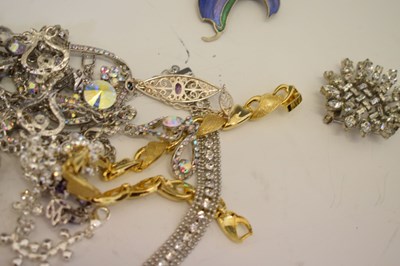 Lot 131 - Quantity of vintage costume jewellery