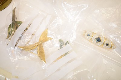 Lot 131 - Quantity of vintage costume jewellery