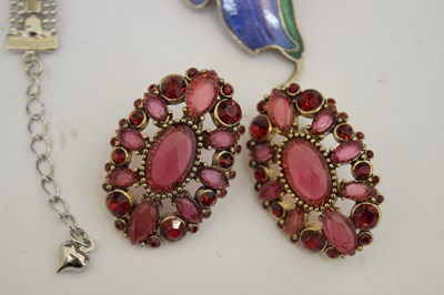 Lot 131 - Quantity of vintage costume jewellery