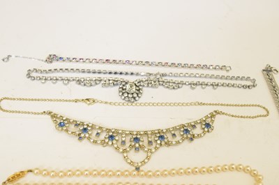 Lot 131 - Quantity of vintage costume jewellery