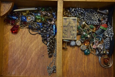 Lot 64 - Quantity of costume jewellery