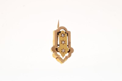 Lot 48 - Unmarked yellow metal brooch set three rose cut diamonds