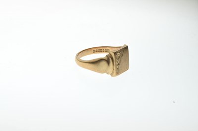 Lot 14 - Gentleman's 9ct gold signet ring