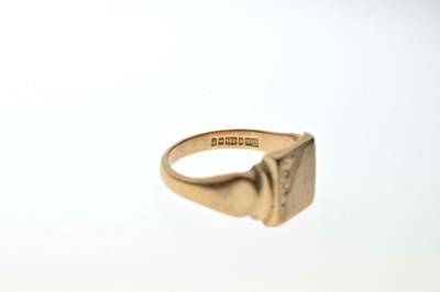 Lot 14 - Gentleman's 9ct gold signet ring