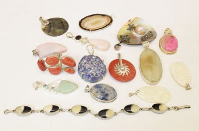 Lot 136 - Quantity of assorted costume jewellery