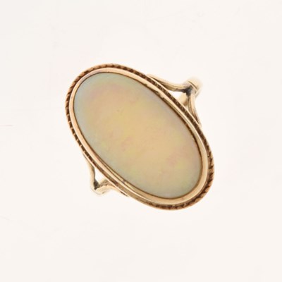 Lot 10 - 9ct gold opal ring
