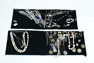 Lot 132 - Quantity of costume jewellery