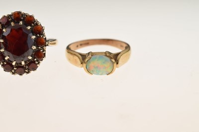 Lot 18 - 9ct gold opal ring