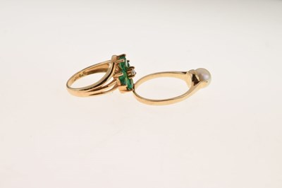 Lot 19 - 9ct dress ring set green and white stones