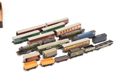 Lot 332 - Group of Hornby Dublo 00 gauge railway train set items