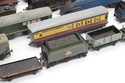 Lot 332 - Group of Hornby Dublo 00 gauge railway train set items