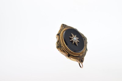 Lot 29 - Victorian mourning pendant brooch
