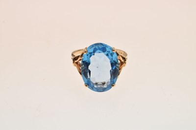 Lot 21 - Dress ring set large facetted blue stone